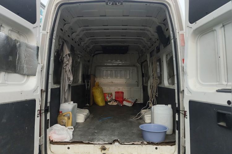 Used Dongfeng Yufeng 2023 V9+ 2.3T Manual Rear-Drive Cargo Van with Dual Rear Tires 3-Seater Trunk