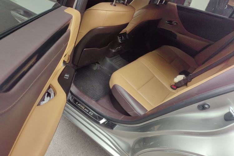 Used Lexus ES 2020 300h Deluxe Edition
