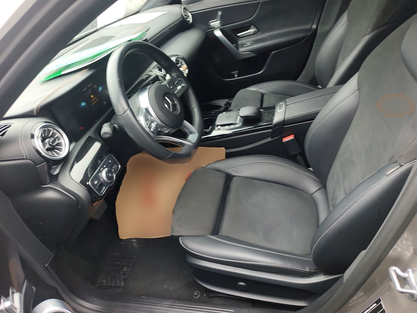 Переднее сиденье в автомобиле