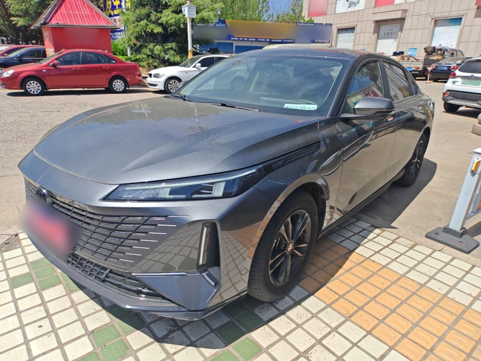 Под передней частью автомобиля