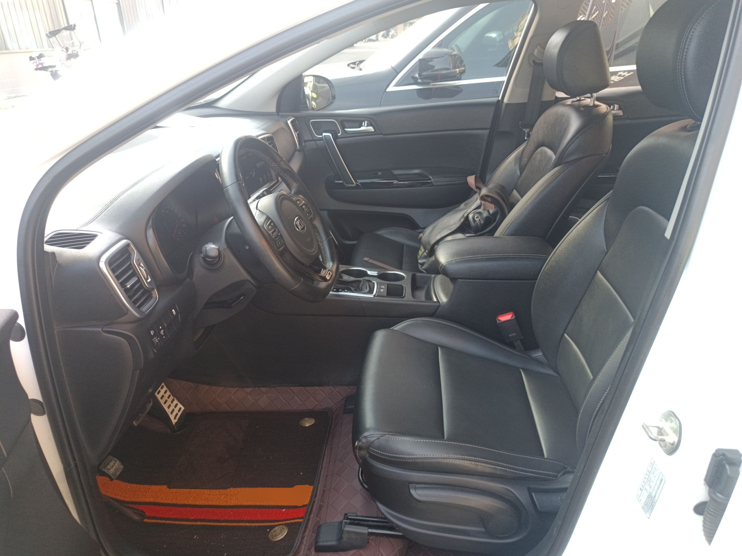 المقاعد الأمامية داخل السيارة