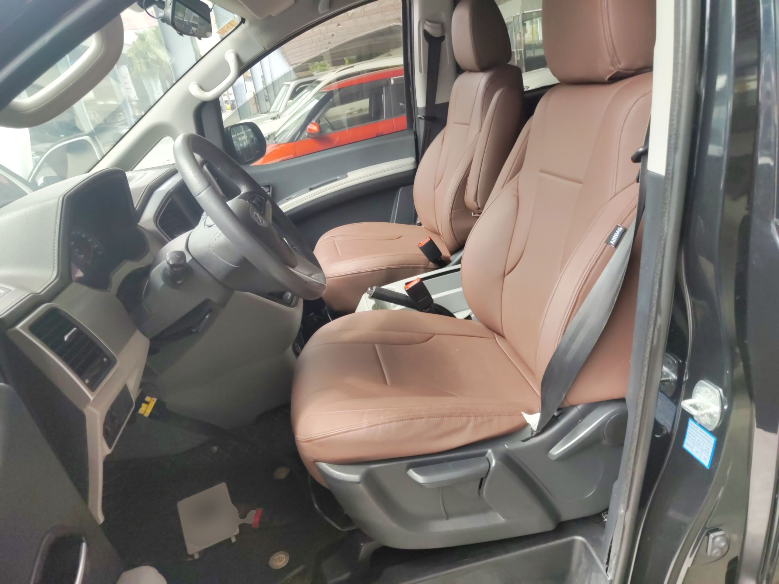 Переднее сиденье в автомобиле