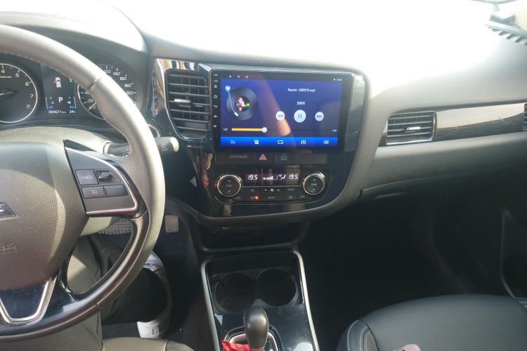 Used Mitsubishi Outlander 2019 2.0L Two-Wheel Drive Comfort Edition 5 Seats China V Standard Center Console