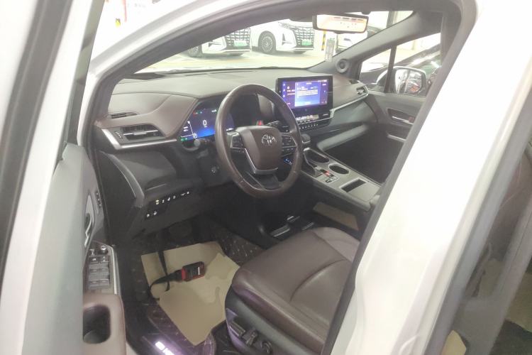 Used Toyota Sienna 2023 2.5L Hybrid Platinum Edition