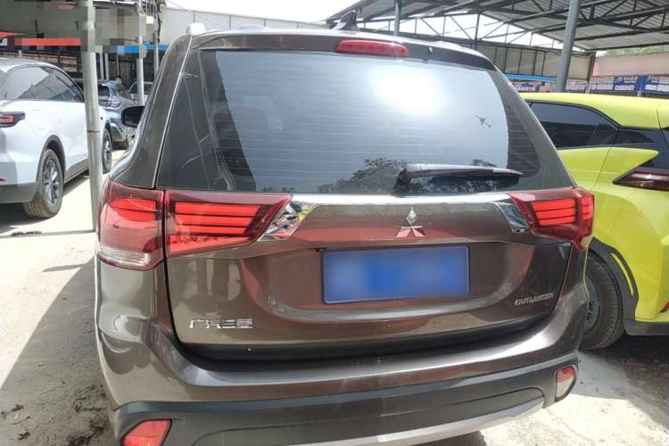 Used Mitsubishi Outlander 2018 2.0L Two-Wheel Drive Glory Edition 5 Seats Rear