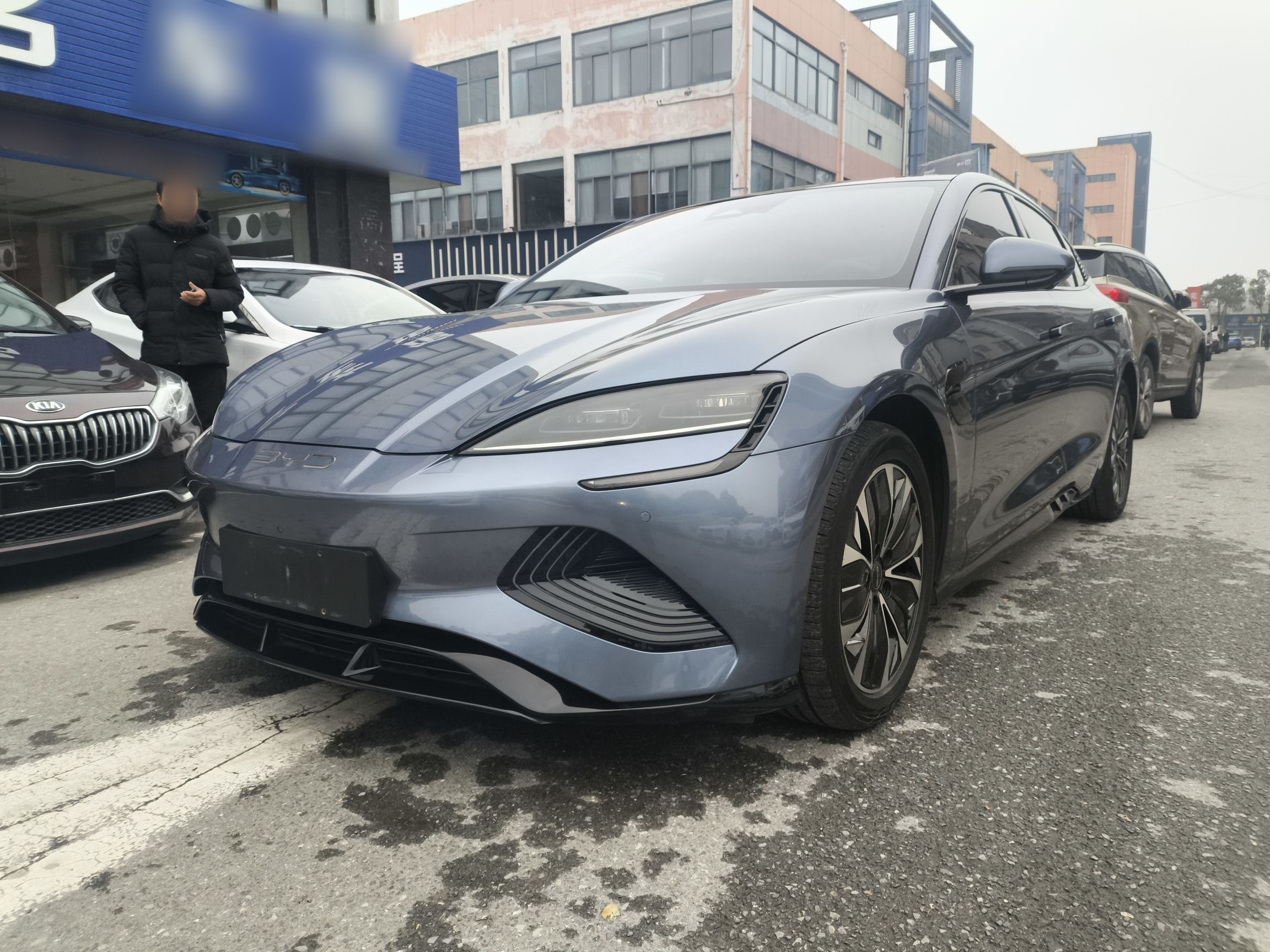 Под передней частью автомобиля