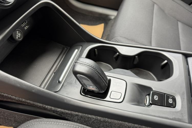 Used Volvo XC40 2021 T4 4x4 SmartDrive Fashion Edition Interior 7