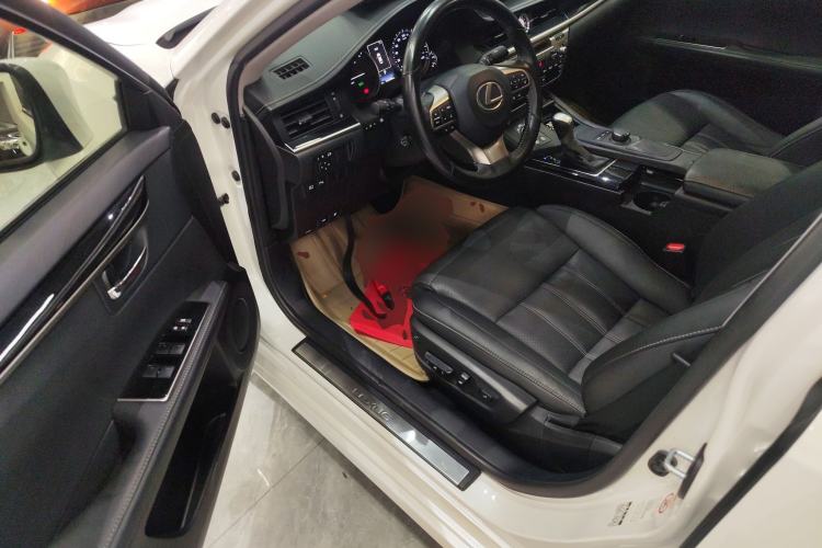 Used Lexus ES 2015 300h Comfort Edition
