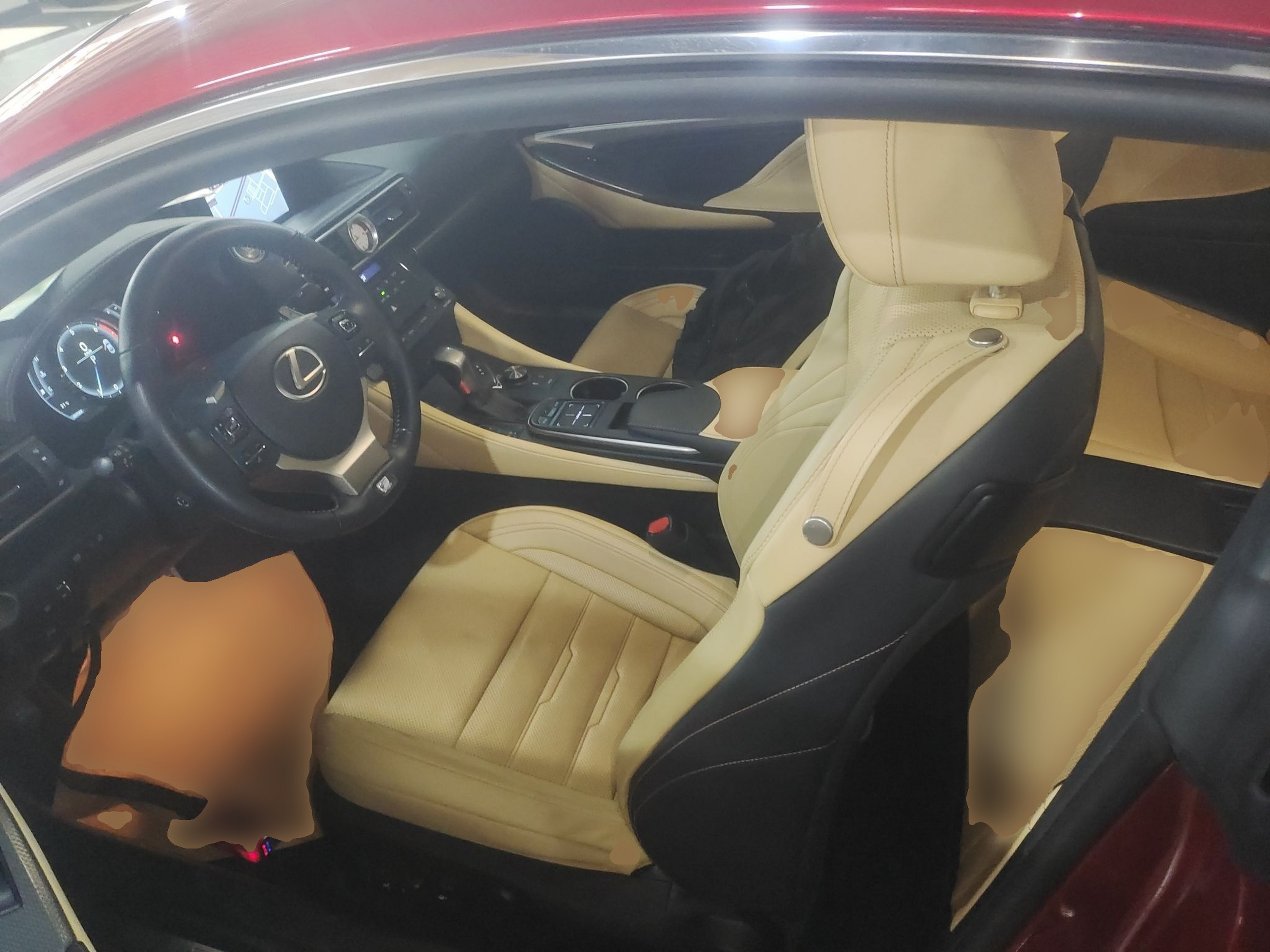 المقاعد الأمامية داخل السيارة