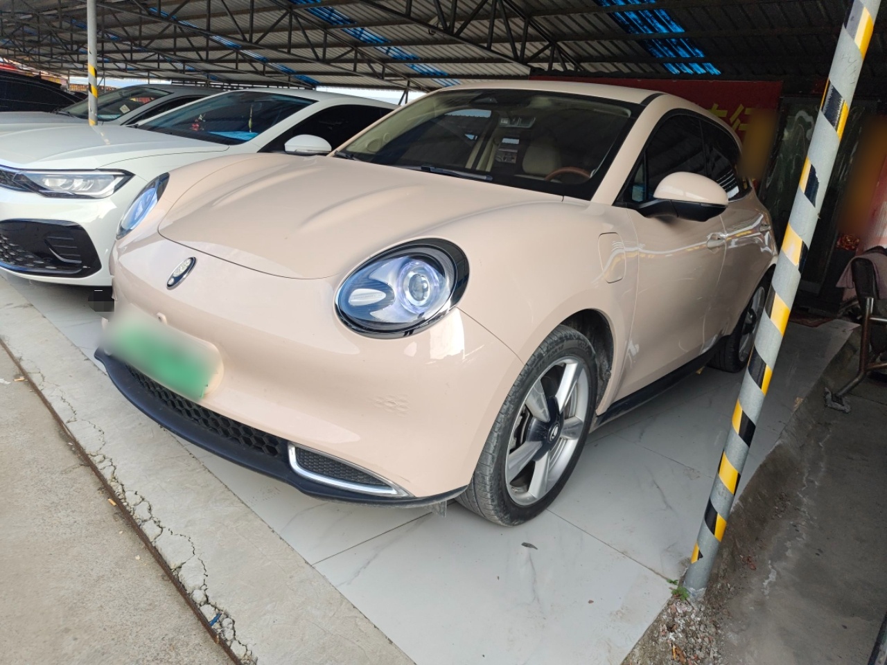 Под передней частью автомобиля