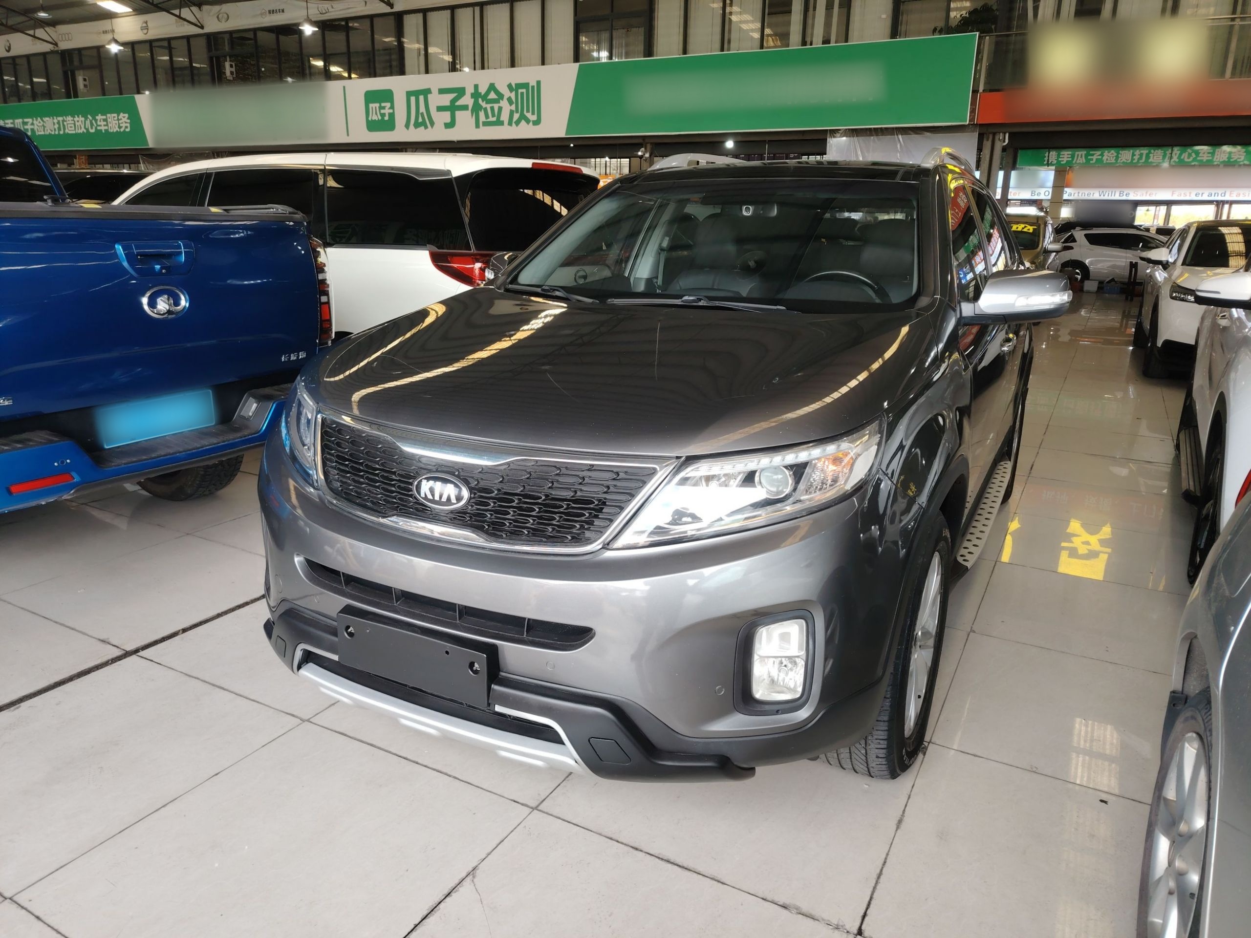 تحت مقدمة السيارة