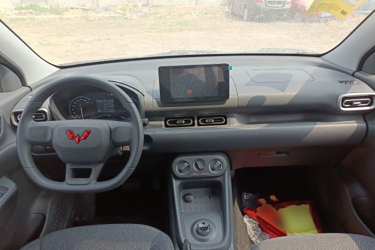 Used Wuling Hongguang New Energy 2024 All-Electric Model 300KM Standard Version Center Console