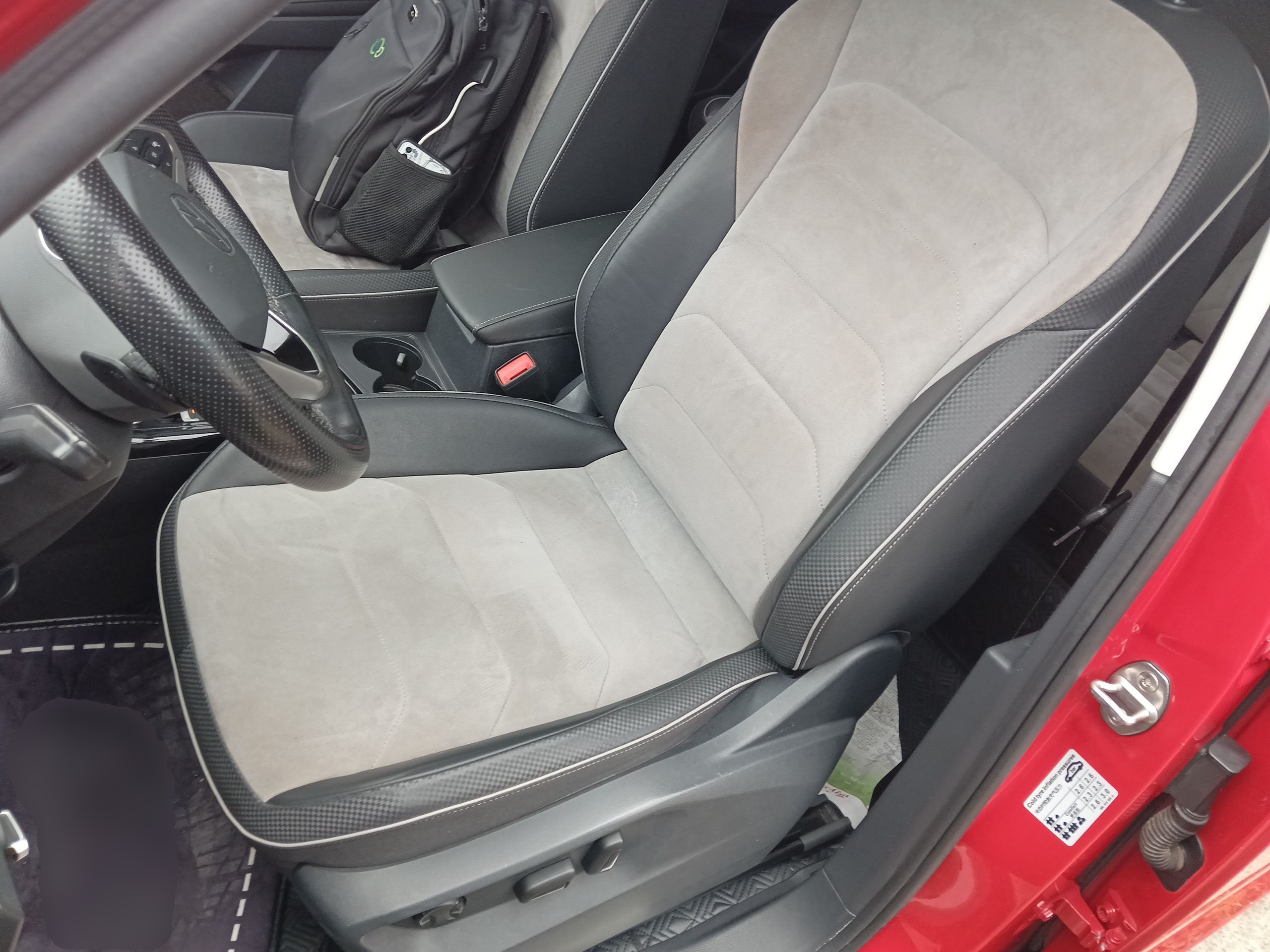 المقاعد الأمامية داخل السيارة