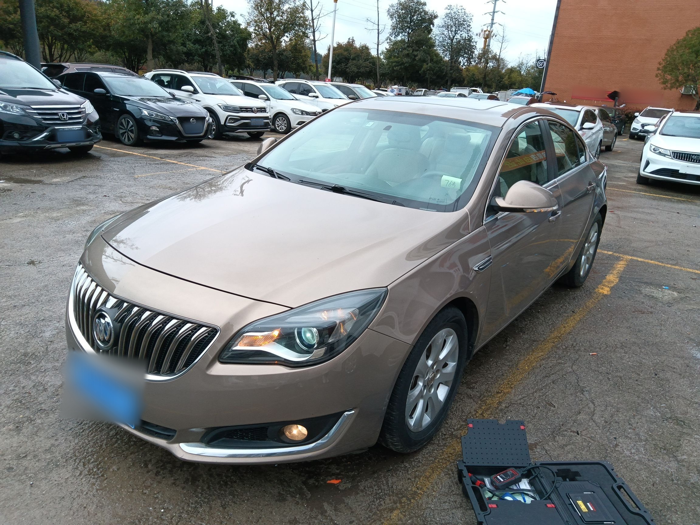 تحت مقدمة السيارة