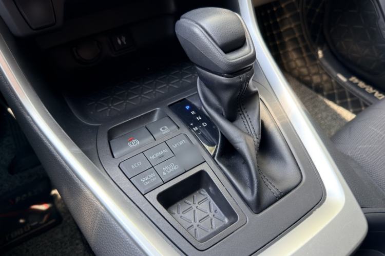 Used Toyota RAV4 2022 2.0L CVT 4x4 Fashion Edition Interior 9