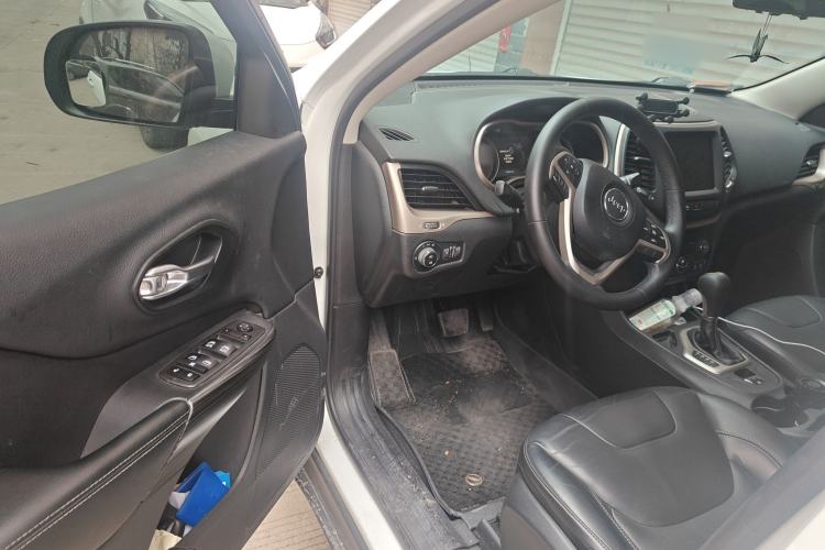 Used Jeep Cherokee 2016 2.0L Superior Edition
