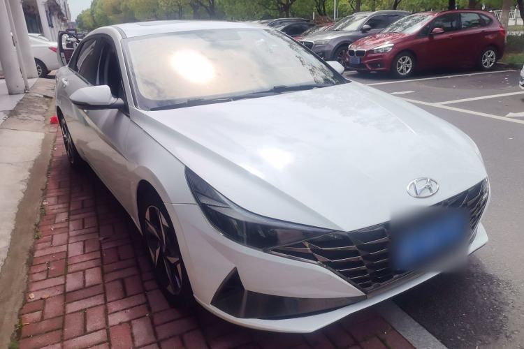 Used Hyundai Elantra 2021 1.5L CVT GLX Elite Edition Front Right 45 Deg