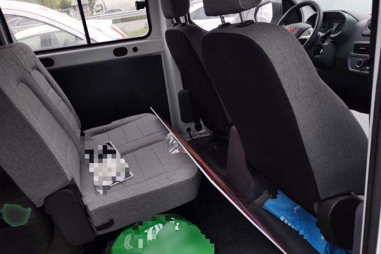 Used Wuling Yangguang 2024 300km Comfort-Grade Passenger Van 60kW Left Rear Seat