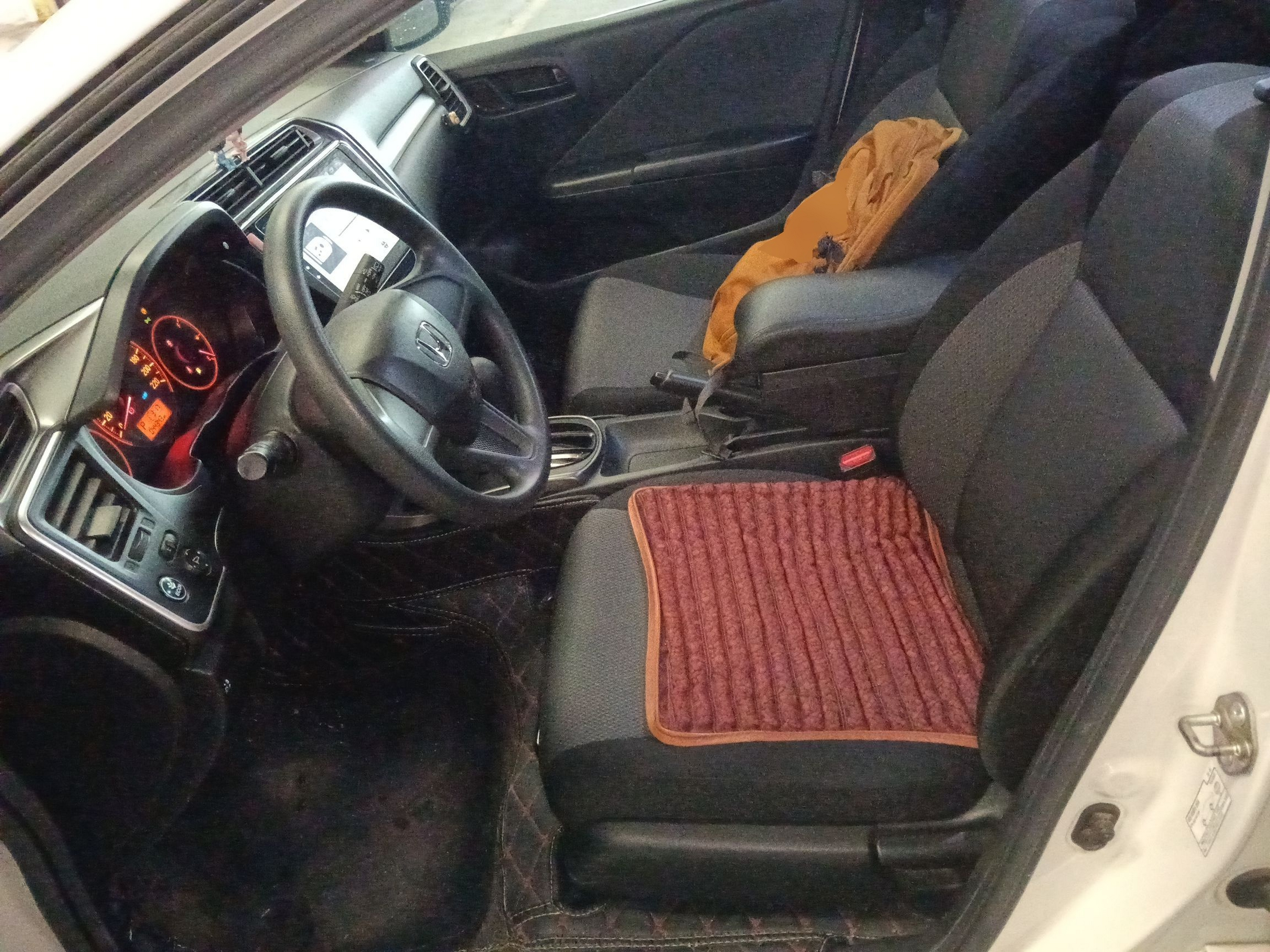 المقاعد الأمامية داخل السيارة