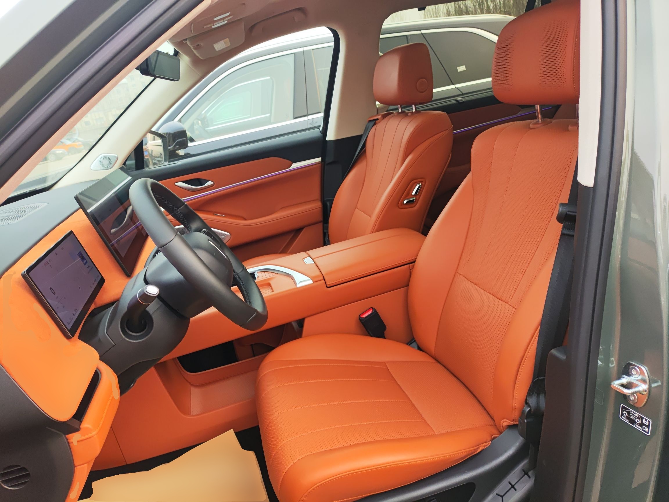 المقاعد الأمامية داخل السيارة