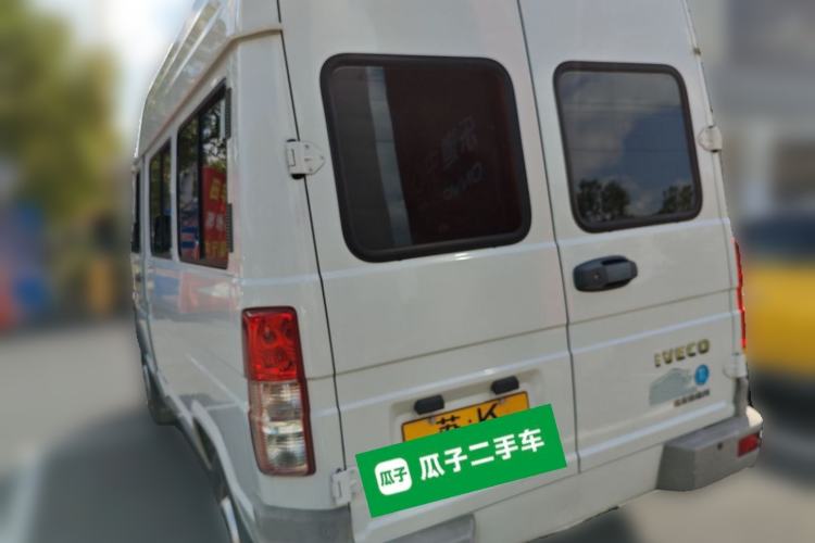 Used Iveco Daily 2020 2.8T A35 Passenger Van Single-Tire Mid-Roof Design 10–11 Seats China VI Standard
