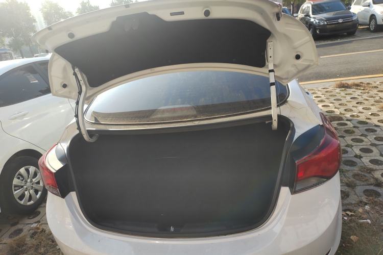 Used Hyundai Elantra (5th Generation / Langdong) 2016 1.6L Automatic Smart Version