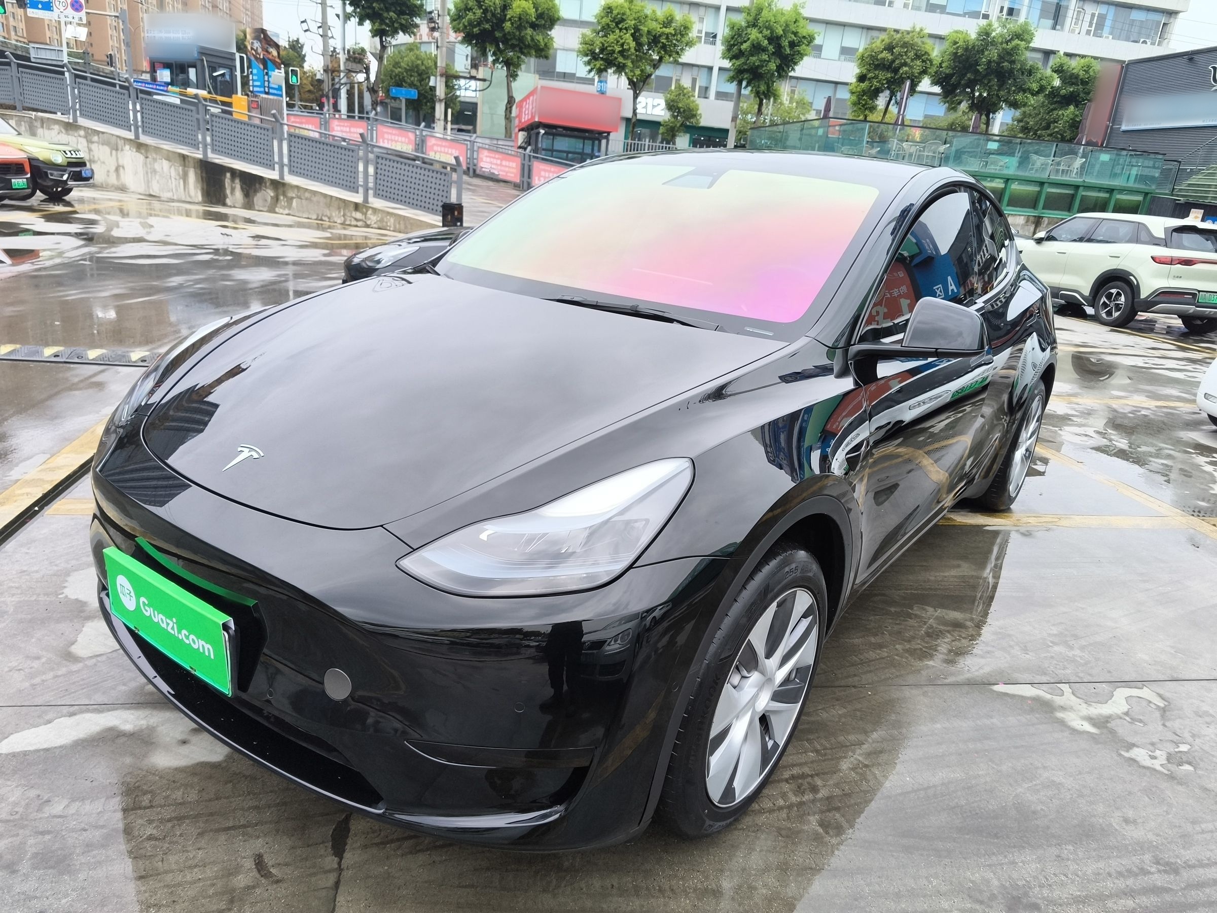 Под передней частью автомобиля