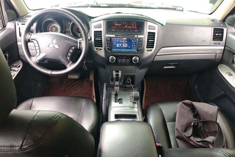 Used Mitsubishi Pajero 2016 3.0L Automatic Standard Version China IV Standard Center Console