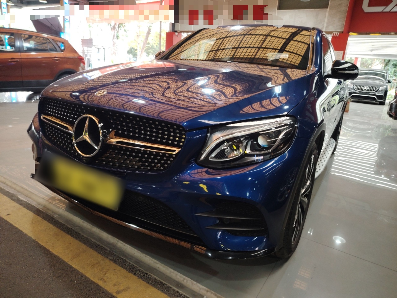 تحت مقدمة السيارة