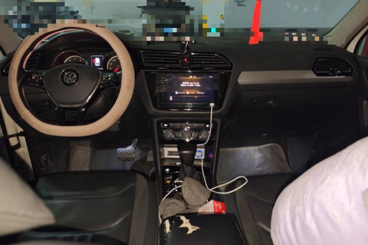 Used Volkswagen Tiguan L 2019 Updated Version 330TSI Automatic Two-Wheel Drive Panoramic Comfort Edition China VI Standard Center Console