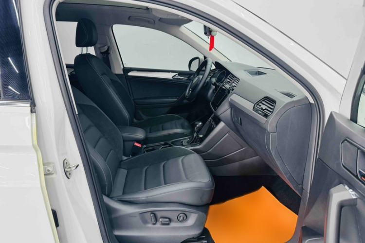 Used Volkswagen Tiguan L 2019 Updated Version 330TSI Automatic Two-Wheel Drive Panoramic Comfort Edition China VI Standard Right Front Seat