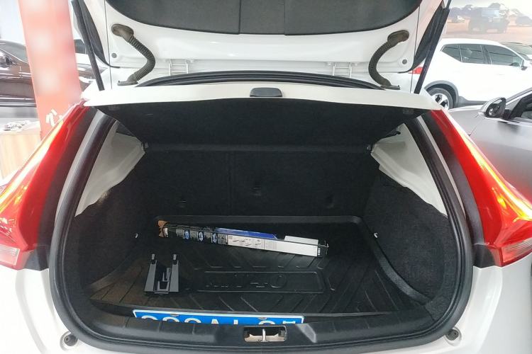 Used Volvo V40 2015 1.6T Zhiyi Edition Trunk
