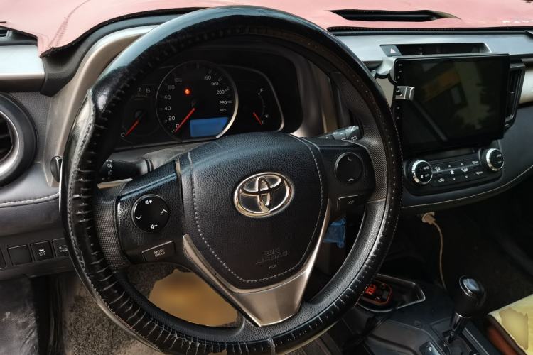 Used Toyota RAV4 2016 2.0L CVT Two-Wheel Drive Fashion Edition China V Standard Steering Wheel