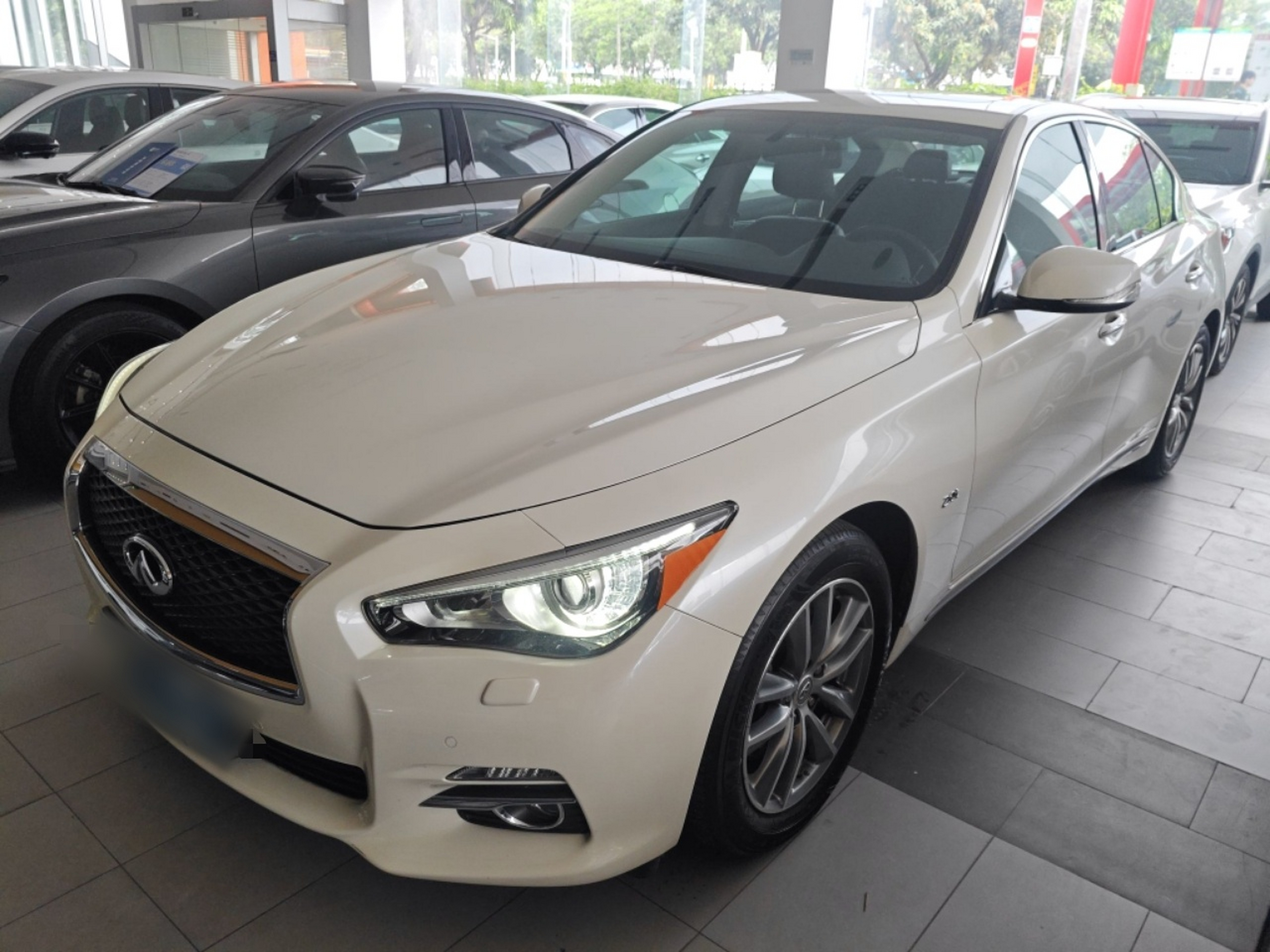 Под передней частью автомобиля