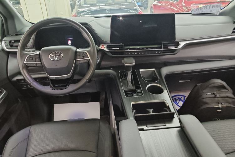 Used Toyota Sienna 2023 2.5L Hybrid Deluxe Edition