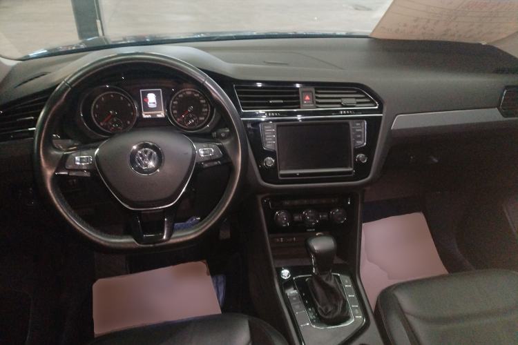 Used Volkswagen Tiguan L 2018 330TSI Automatic Two-Wheel Drive Luxury Edition Center Console