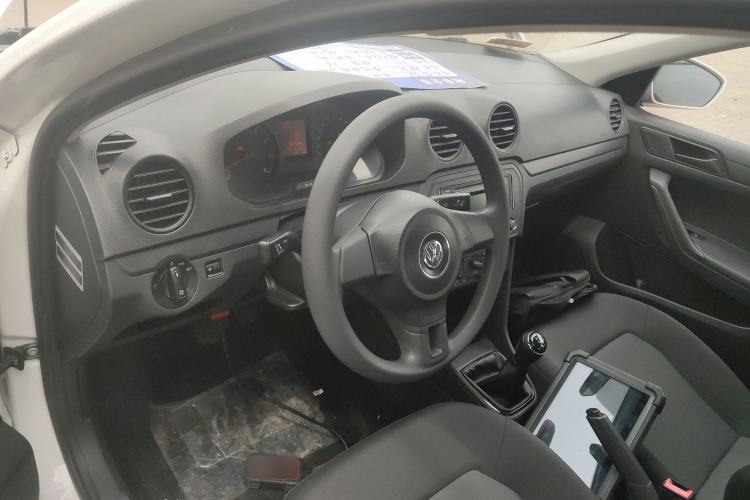 Used Volkswagen Jetta 2015 Value Edition 1.6L Manual Fashionable Style Center Console