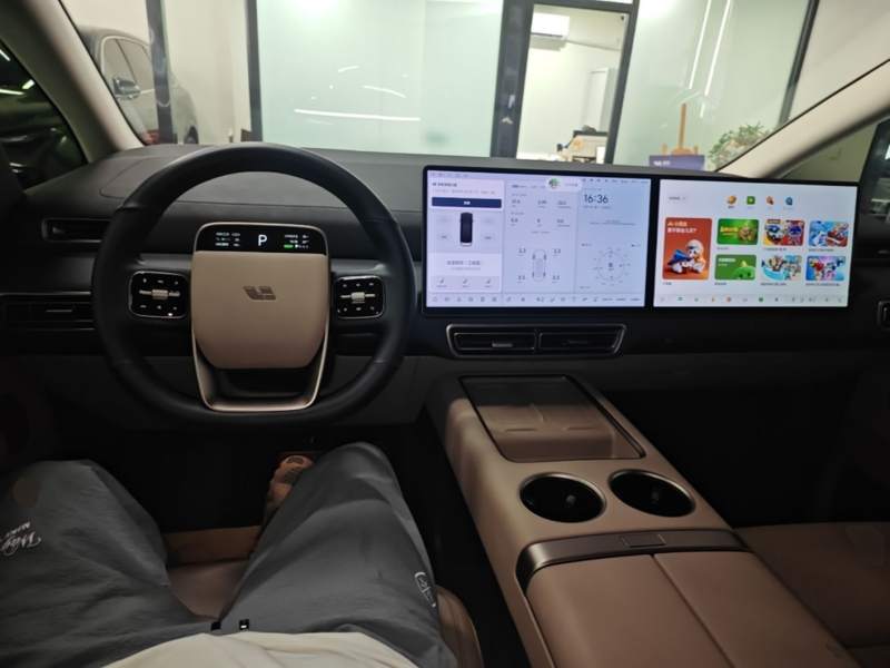 Used Li Auto MEGA 2025 Home Family Special Edition — 9