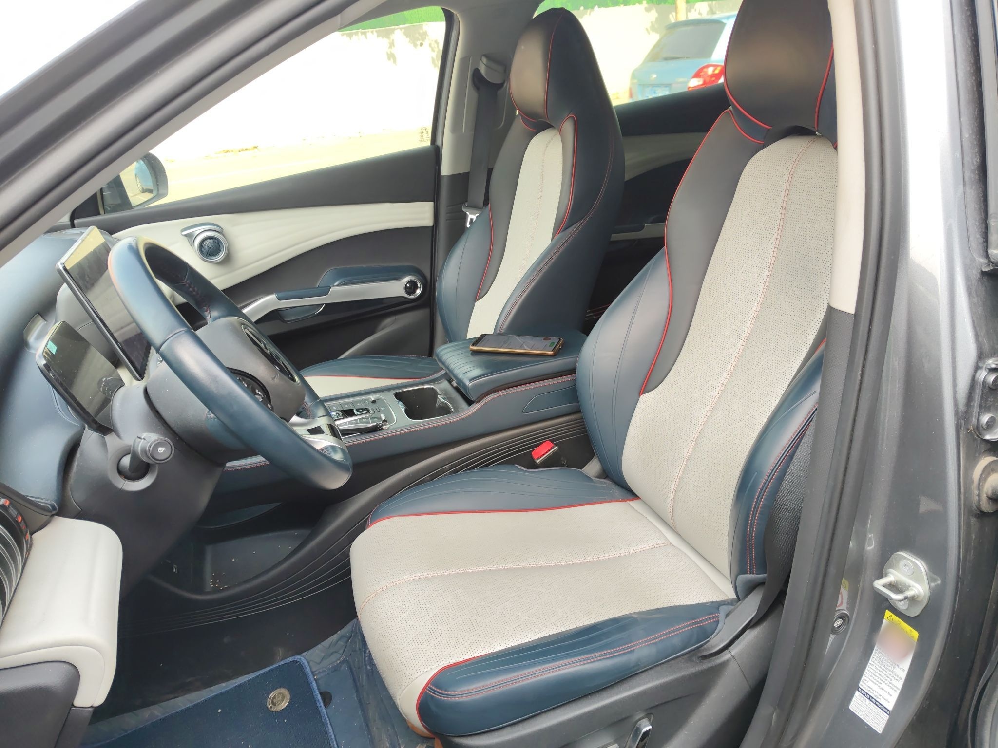 المقاعد الأمامية داخل السيارة