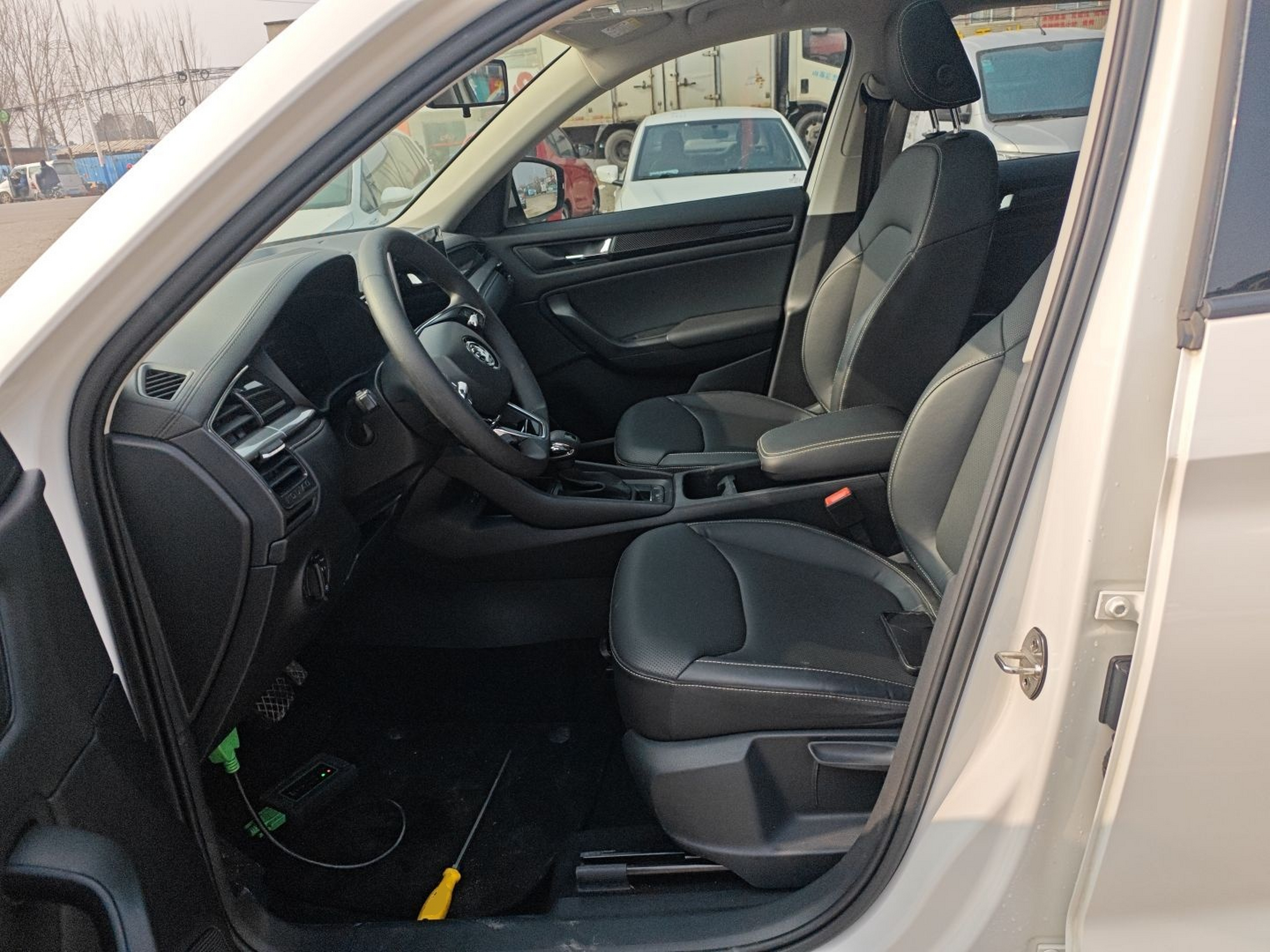 المقاعد الأمامية داخل السيارة