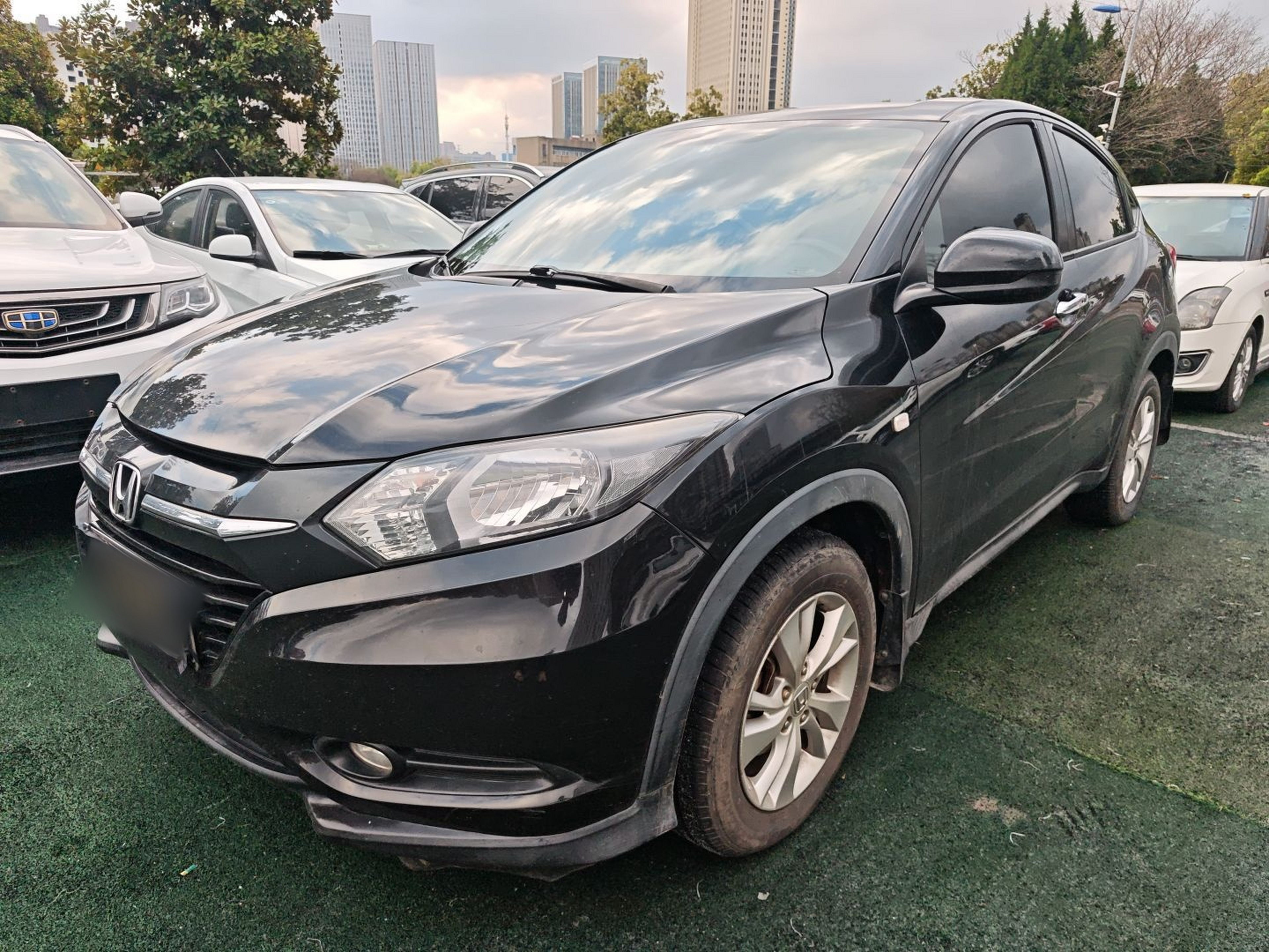 Под передней частью автомобиля