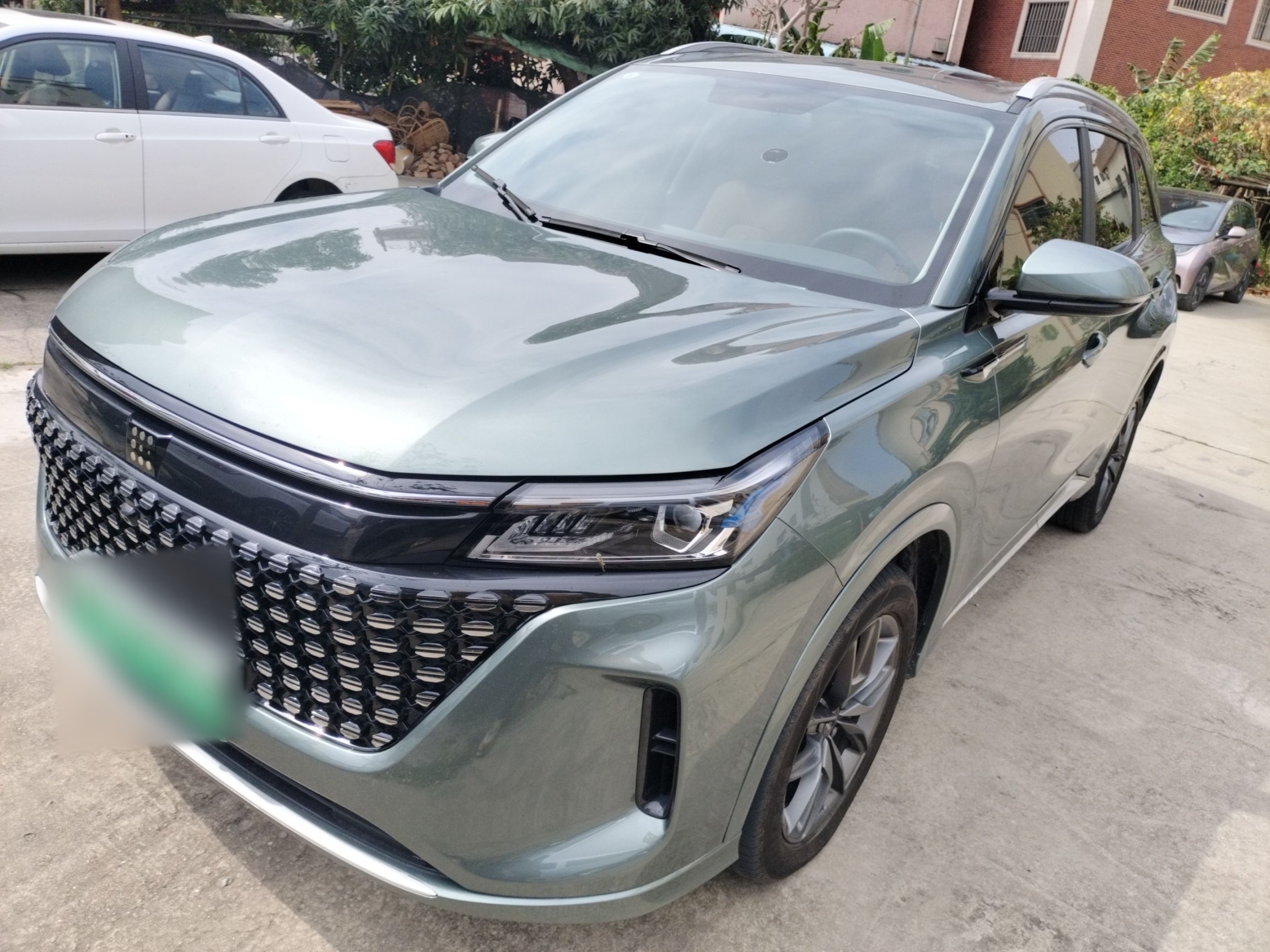 Под передней частью автомобиля