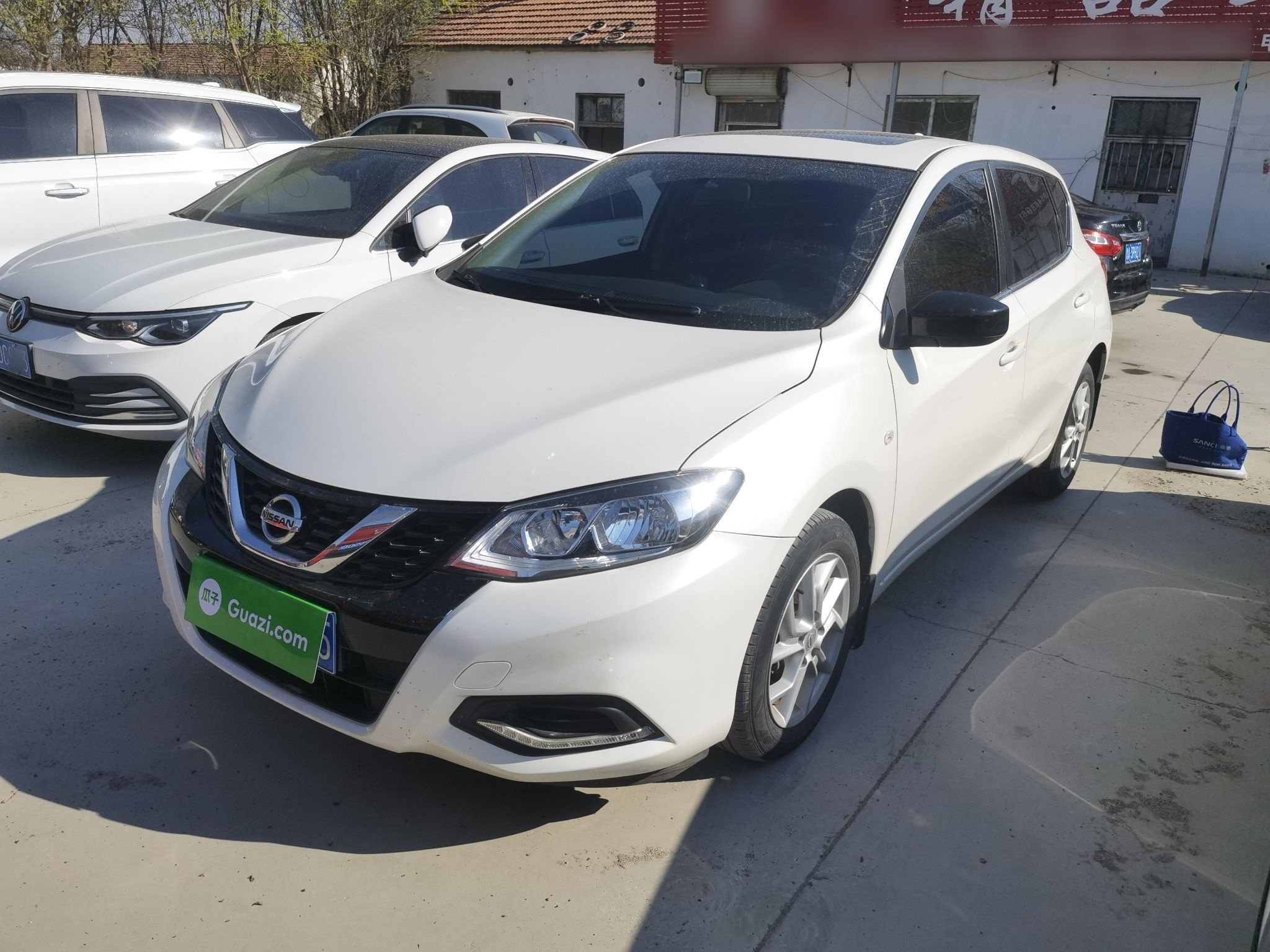 تحت مقدمة السيارة