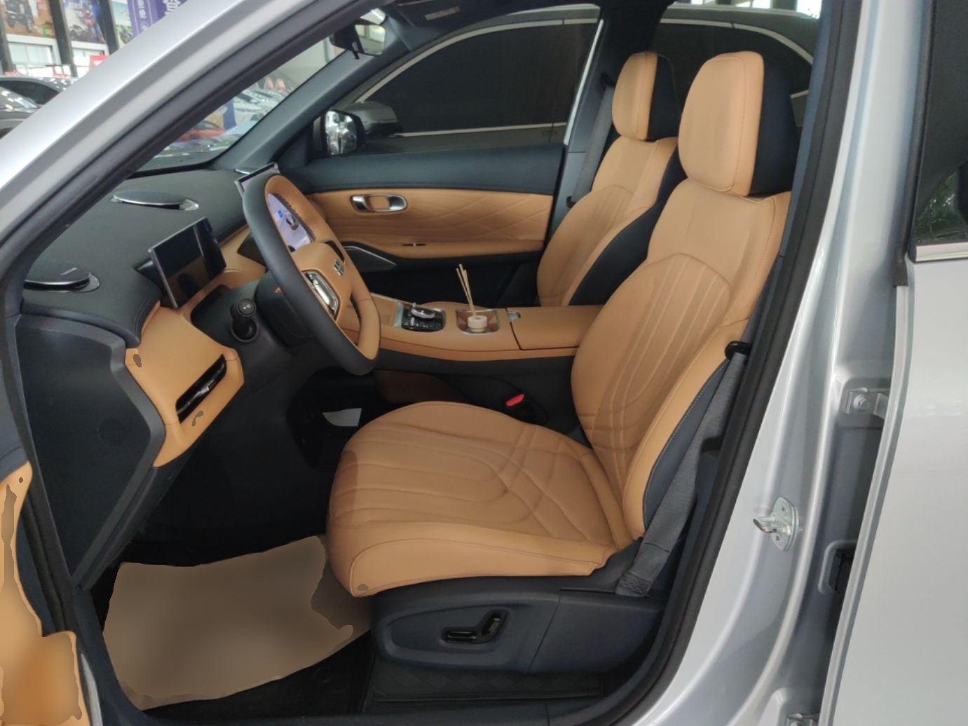 Geely Galaxy Xingjian 7 EM-i 2025 120km Launch+ Version — снимка 17