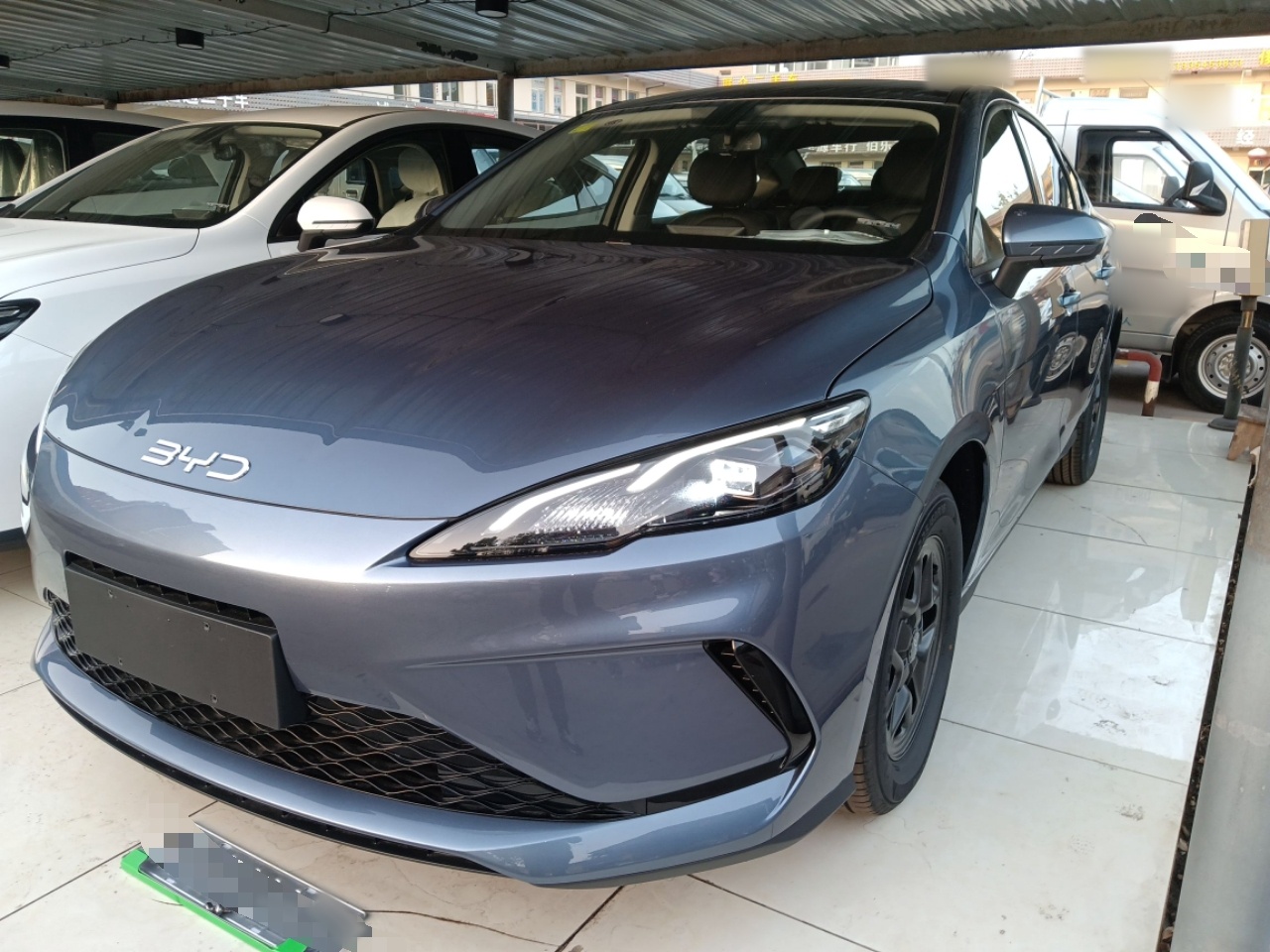 Под передней частью автомобиля