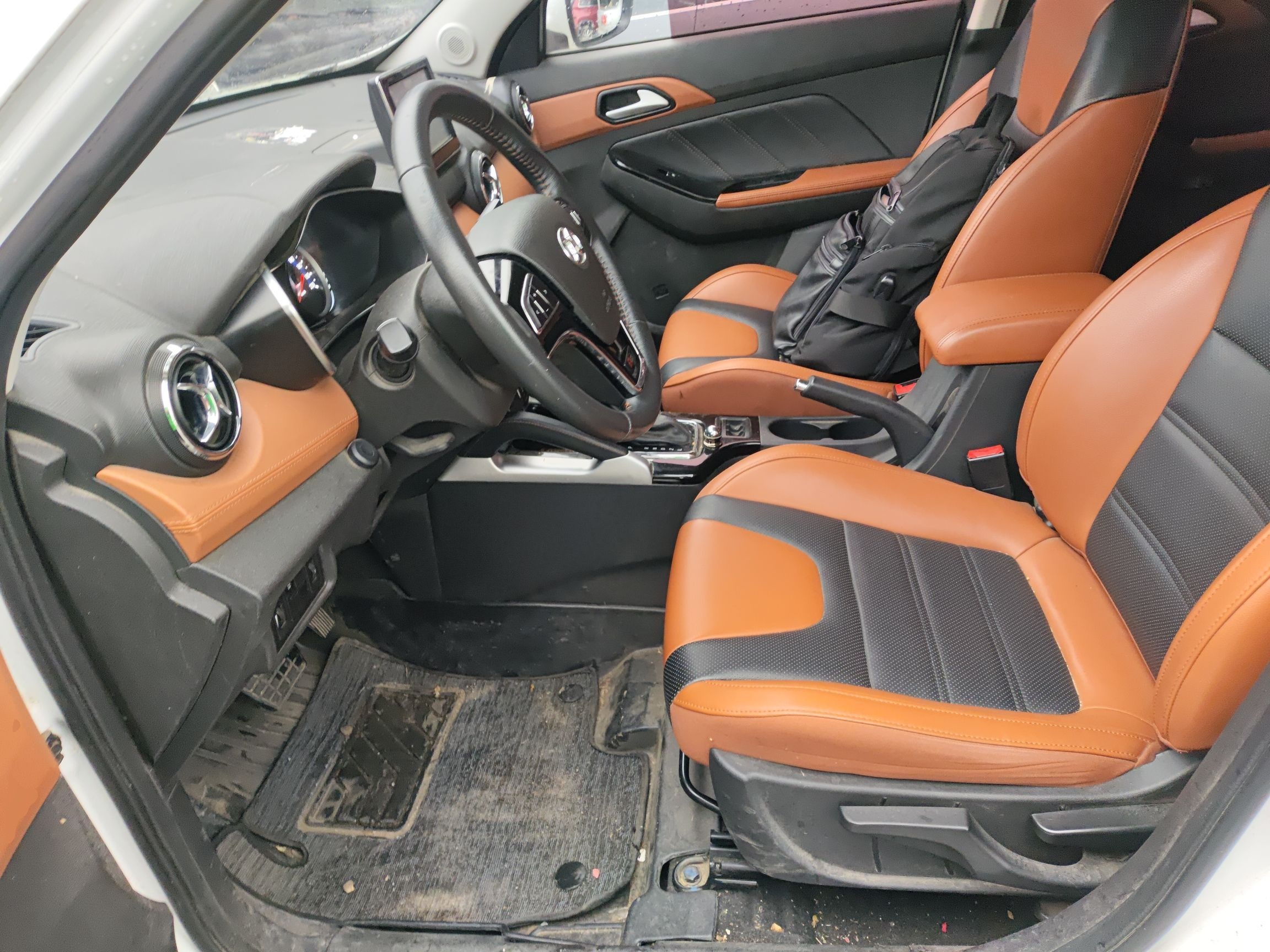 Переднее сиденье в автомобиле