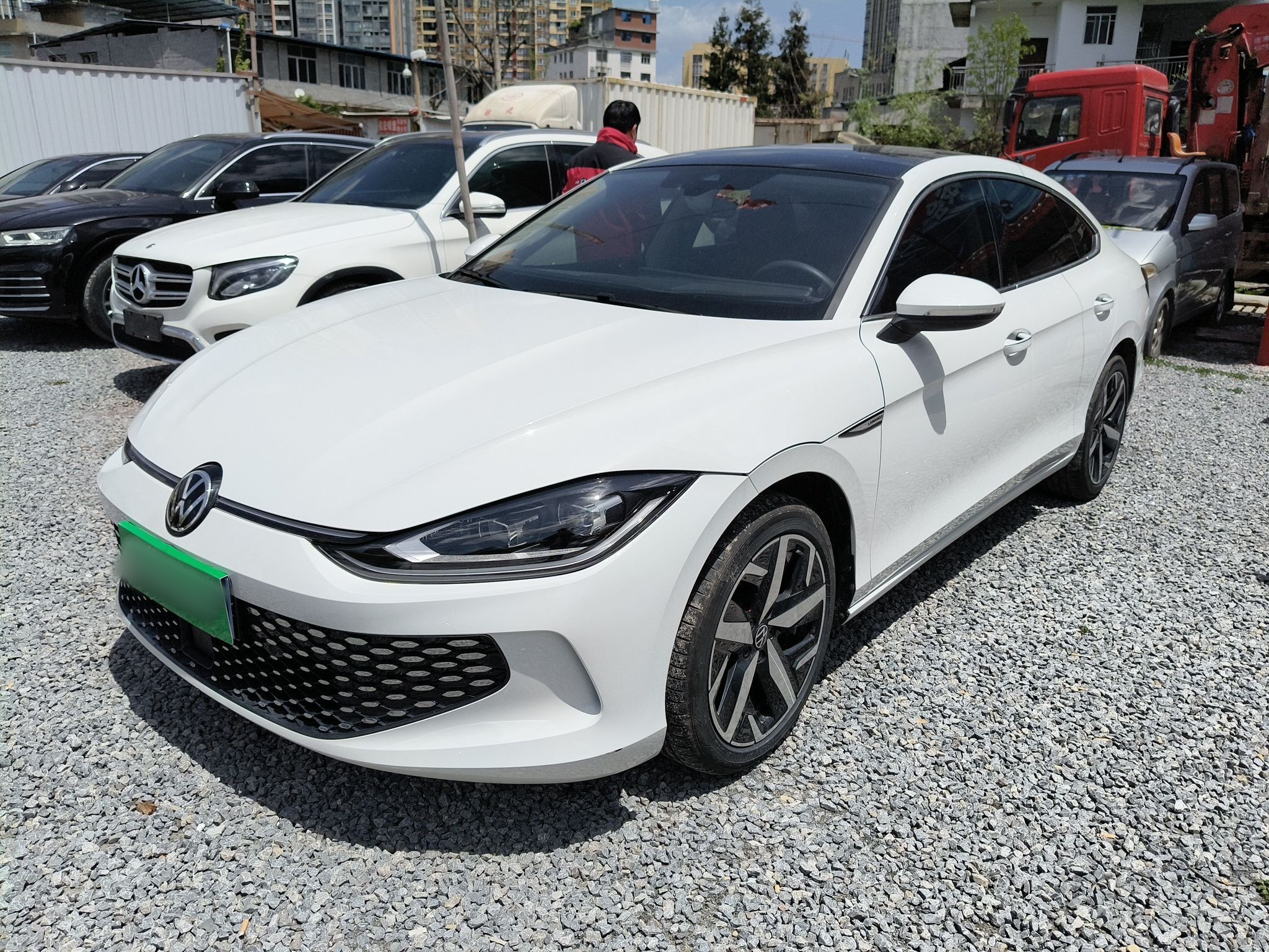 Под передней частью автомобиля