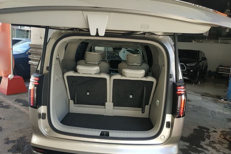 Used Volvo EM90 2025 Ultra Six-Seater
