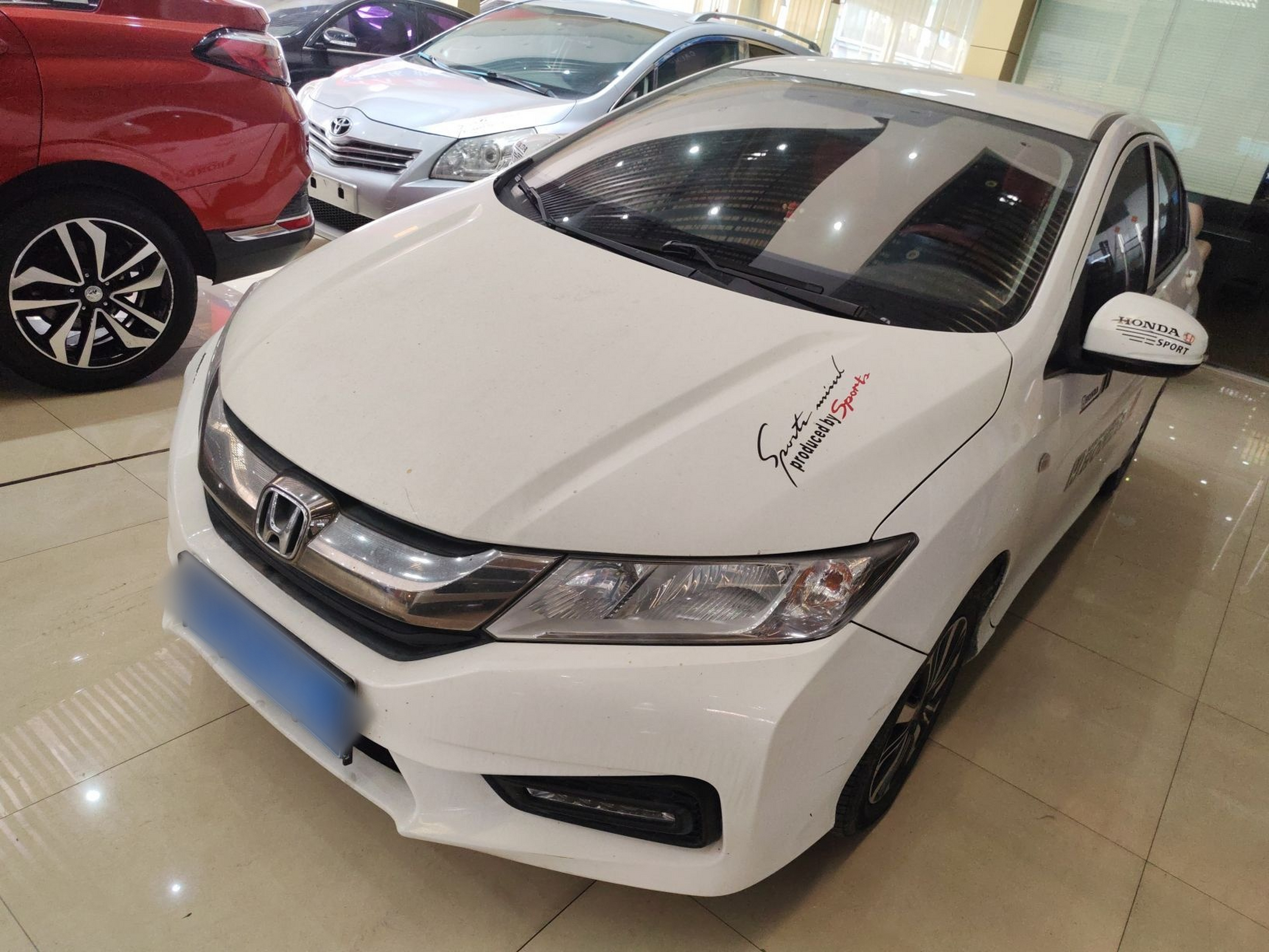 تحت مقدمة السيارة