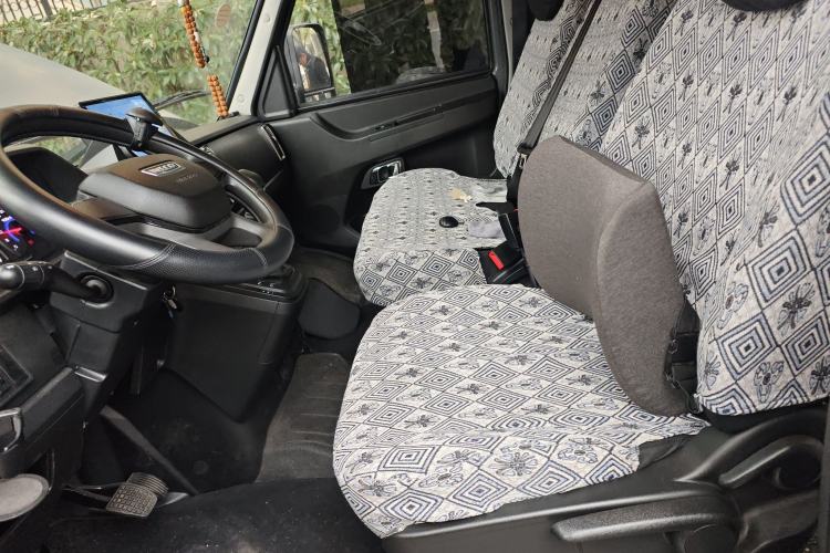 Used Iveco Daily 2023 2.5T A35M1 Multi-Purpose Passenger Vehicle Short Wheelbase Low Roof Single Tire Manual Transmission with Automatic Option